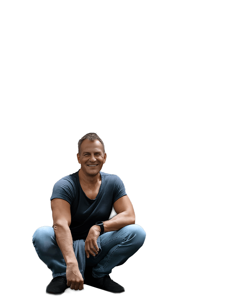 Achim Loobes in ruhiger Haltung – sichtbare Präsenz vor der symbolischen Projektion des Batman-Effekts.