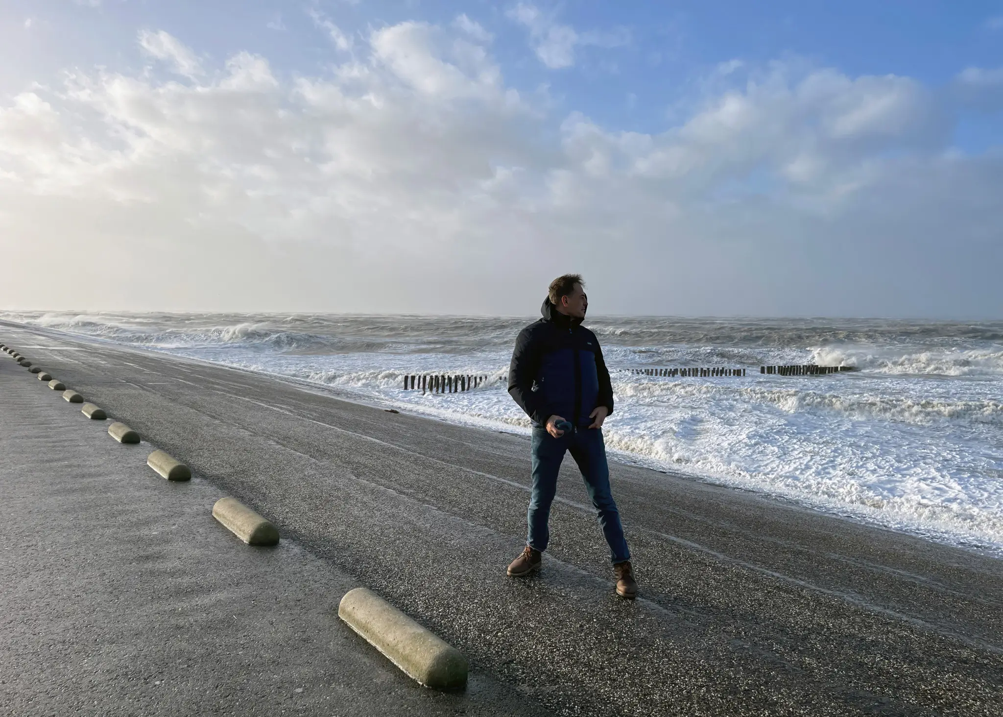 Achim Loobes im Sturm an der Küste von Breskens, Nordsee – Portrait eines Indie Developers zwischen Wind, Wellen und Klarheit.