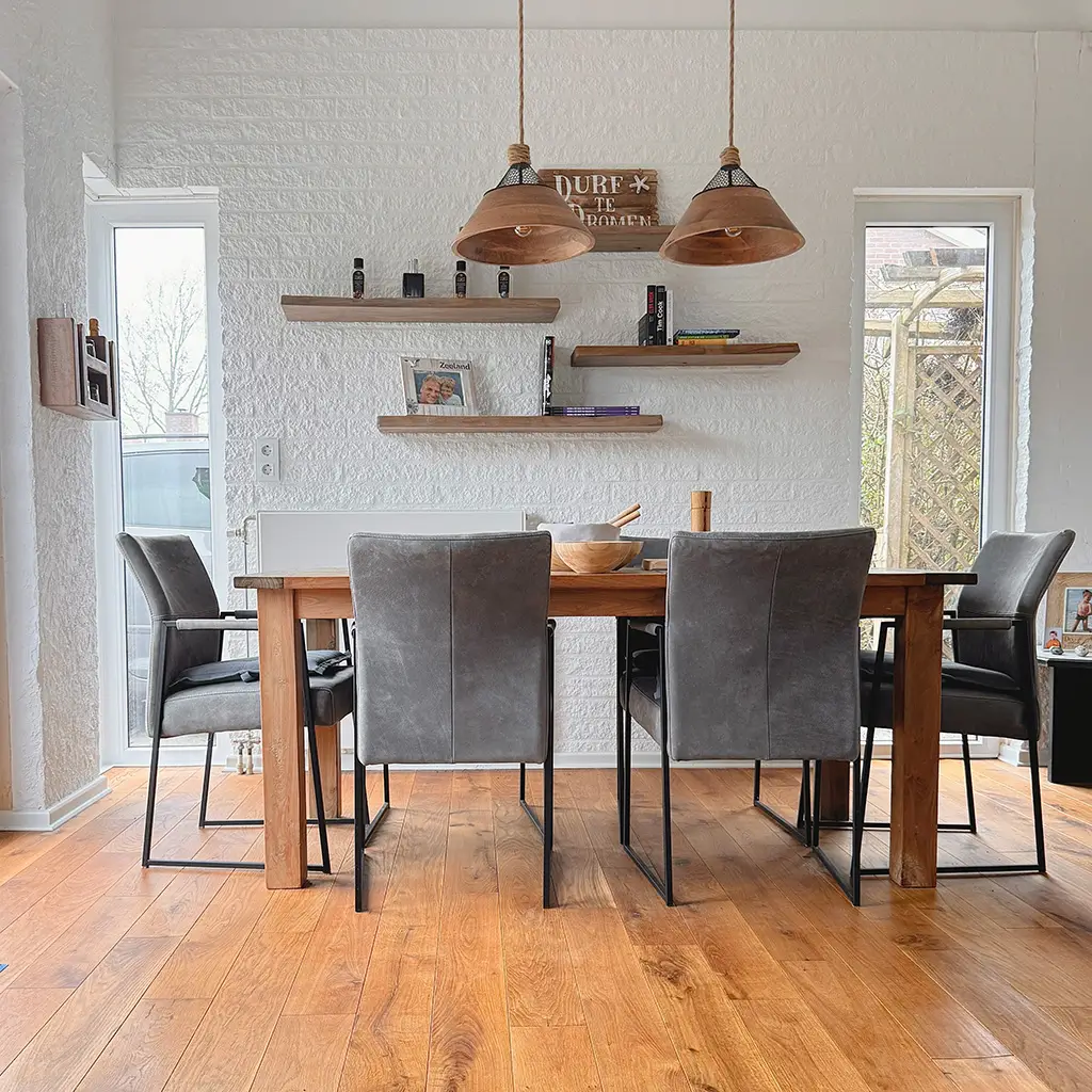 Esszimmer im Ferienhaus Scheldesand – warme Holztöne, weiße Wand, minimalistische Einrichtung